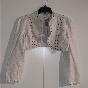 Short women’s white blazer.